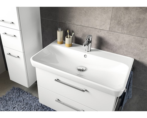 Meuble-lavabo avec armoire basse et robinetterie dans la salle de bain