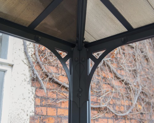 Vue détaillée d''un pavillon mettant en évidence la construction et le toit