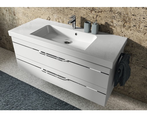 Badezimmer mit Waschbeckenunterschrank, Waschbecken und Armatur