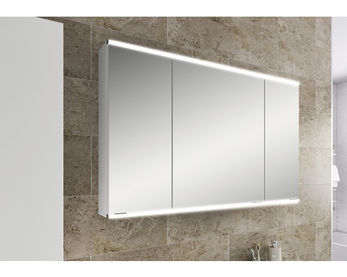 Spiegelschrank mit Beleuchtung im Badezimmer