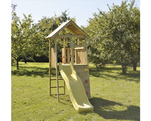 Tour de jeu avec toboggan et mur d''escalade sur une pelouse