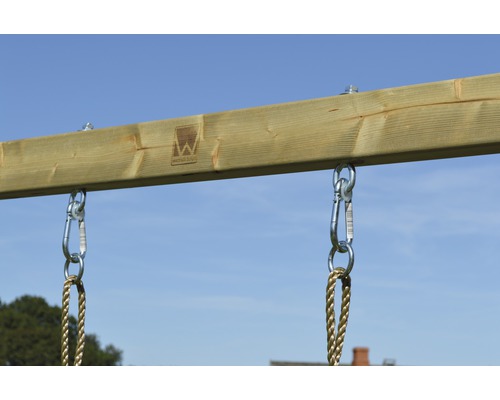 Holzbalken mit Karabinerhaken und Seilaufhängung für eine Schaukel