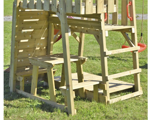 Spielturm mit Kletterwand, Tisch und Leiter aus Holz im Garten.