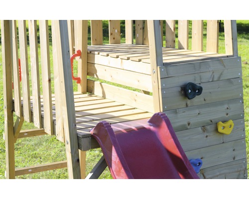 Detailansicht eines Spielturms mit Rutsche, Kletterwand und Leiter aus Holz