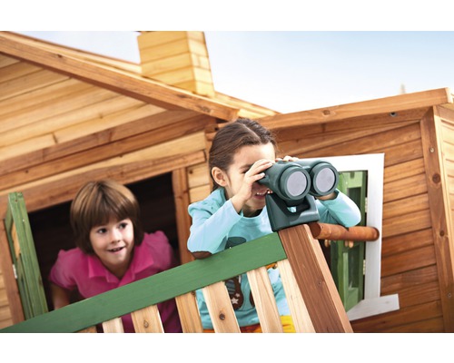 Zwei Kinder spielen in einem Spielhaus, eines benutzt ein Fernglas