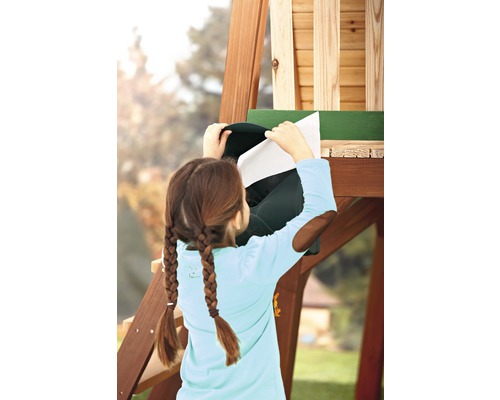 Mädchen steckt Brief in Briefkasten am Spielturm