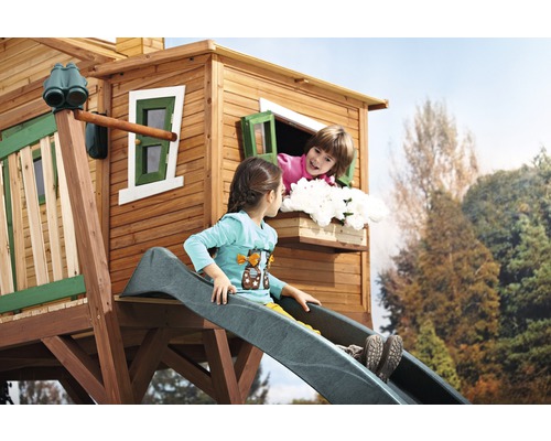 Kinderrutsche an einem Holzspielhaus mit zwei Kindern