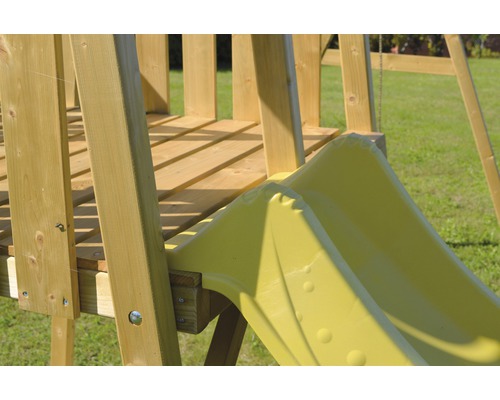 Vue détaillée d''une tour de jeux avec toboggan et plateforme en bois.