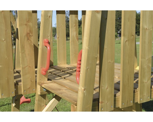 Vue détaillée d''une tour de jeux en bois avec poignées rouges.