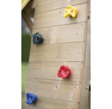 Kletterwand aus Holz mit bunten Klettersteinen