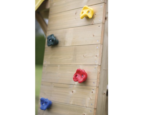 Kletterwand aus Holz mit bunten Klettersteinen