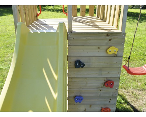 Holzspielturm mit Rutsche, Kletterwand und Schaukel
