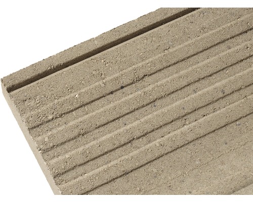 Bordure de trottoir en béton avec rainures