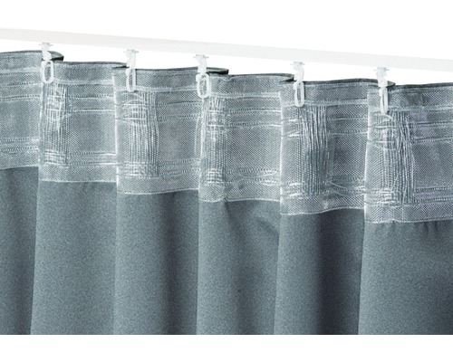 Grauer Vorhang mit Faltenbandaufhängung an Gardinenstange