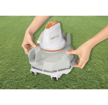 Automatisches Poolreinigungsgerät auf Gras.
