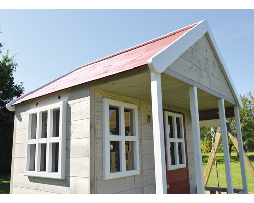 Spielhaus mit Veranda, Holzstruktur und rotem Dach