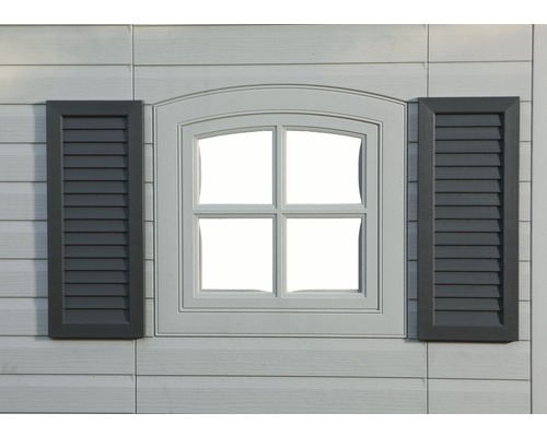 Fenêtre avec volets sur une maison