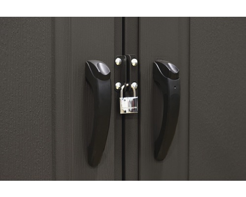 Gros plan de la porte d''un abri de jardin avec poignées et cadenas