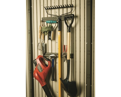 Outils de jardin suspendus à un mur à outils