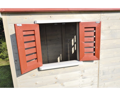Holzspielhaus mit offenen Fensterläden