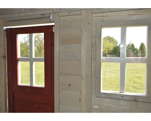 Detailansicht eines Spielhauses mit Tür und Fenster aus Holz