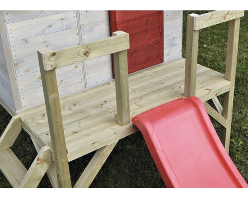 Detailansicht eines Spielhauses aus Holz mit Rutsche und Geländer