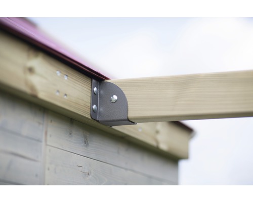 Vue détaillée d''un raccord d''angle métallique sur une construction en bois