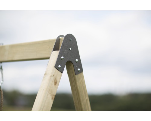 Vue détaillée d''une balançoire en bois avec des éléments de connexion en métal