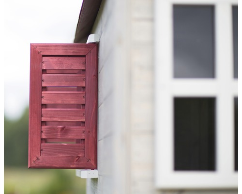 Volet en bois ouvert sur un bâtiment