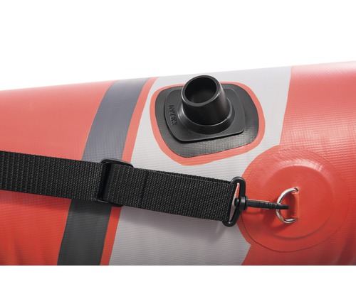 Vue détaillée d''un bateau pneumatique Intex avec valve et sangle de transport