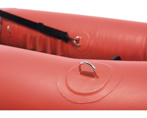 Vue détaillée d''un bateau pneumatique rouge avec anneau en D