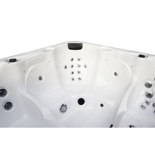 Detailansicht eines Whirlpools mit Düsen und Armaturen