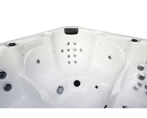 Detailansicht eines Whirlpools mit Düsen und Armaturen
