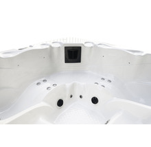 Innenansicht eines Whirlpools mit Düsen und Abfluss