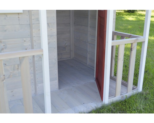 Detailansicht eines Holzgartenhauses mit offener Tür und kleinem Vordach