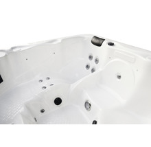 Detailansicht eines Whirlpools mit Düsen und Kopfstütze