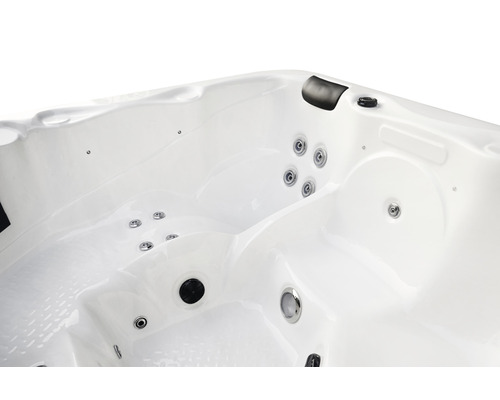 Detailansicht eines Whirlpools mit Düsen und Kopfstütze