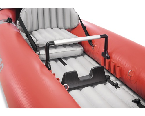 Vue détaillée d''un kayak gonflable rouge avec support de pagaie et siège.