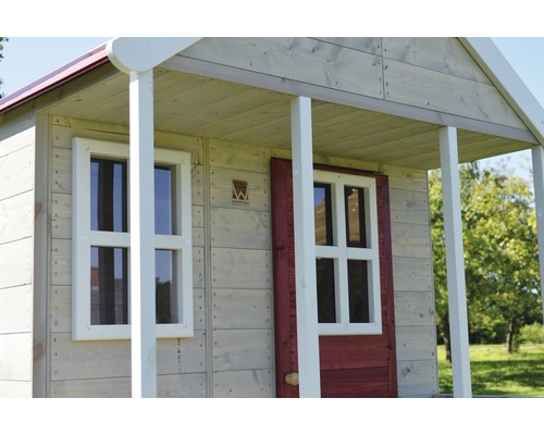 Detailansicht eines Holzspielhauses mit Fenster und Tür