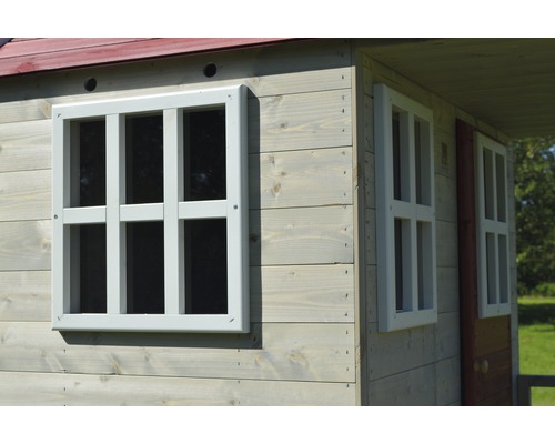 Detailansicht eines Holzspielhauses mit Fenstern