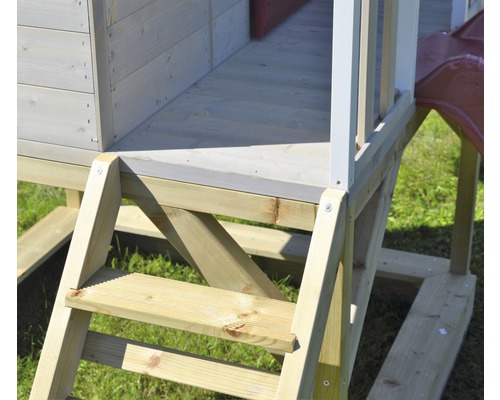 Detailansicht eines Spielhauses mit Holztreppe und Rutsche
