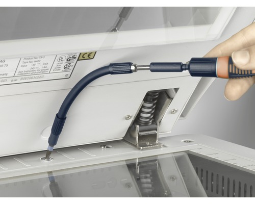 Un tournevis est utilisé pour fixer une vis sur un appareil.