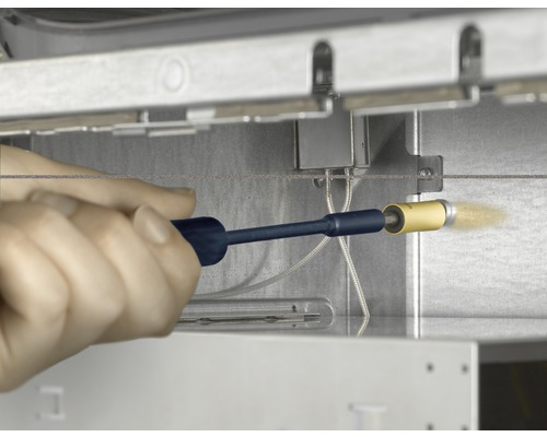 Main insérant un conducteur de lumière dans un support métallique