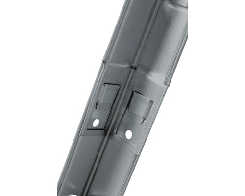 Vue détaillée d''un rail métallique avec des trous