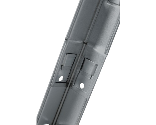 Detailansicht eines Metallregalrahmens mit Löchern zur Befestigung