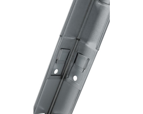 Detailansicht eines Metallprofils mit Löchern