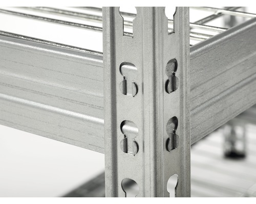 Vue détaillée d''une étagère métallique avec perforations