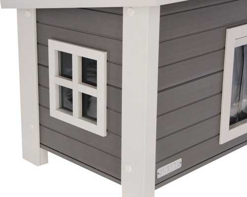 Detailansicht eines grauen Katzenhauses mit weissen Akzenten und Fenster