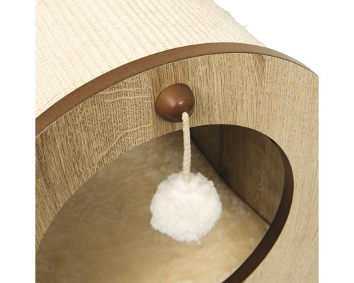 Vue détaillée d''un arbre à chat avec une balle de jeu