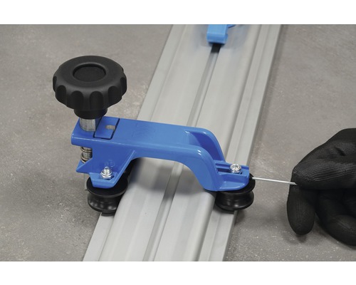 Gros plan d''un coupe-carrelage en cours d''utilisation avec un rail de carrelage